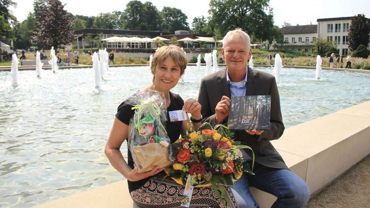 Zu dem beiliegenden Foto können Sie folgende Bildunterschrift verwenden: "Die 400.000ste Besucherin Heike Knuth mit LGS-Geschäftsführer Ferdinand Hüpping an der NIEWELS-Fontäne im Kaiser-Karls-Park."
