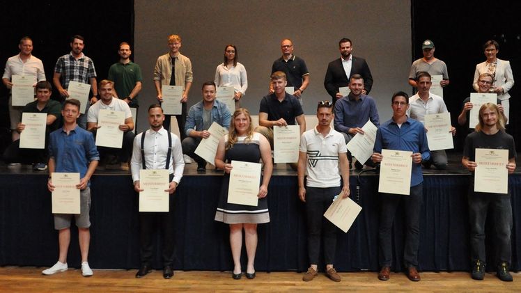 Urkundenübergabe mit Staatssekretärin Sabine Kurtz MdL und Abteilungspräsident Dr. Ulrich Kraft. Bild: Regierungspräsidium Karlsruhe.