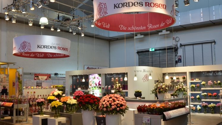Offen, hell und modern konzipiert - der Kordes-Stand auf der IPM 2019. Bild: Kordes Rosen.