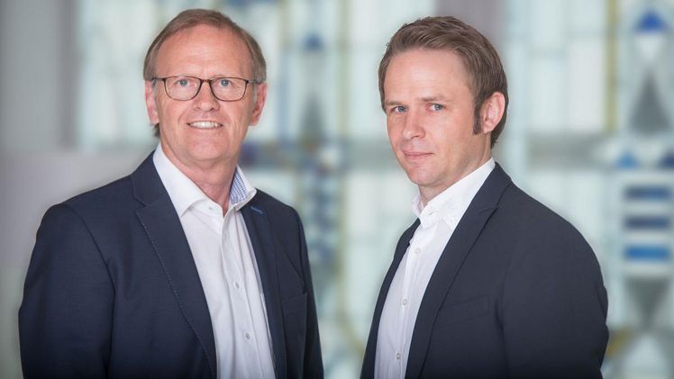 Hubert Haskamp (links) übergibt die TEKU®-Vertriebsleitung an seinen Nachfolger Sven Hoping. Bild: Pöppelmann.