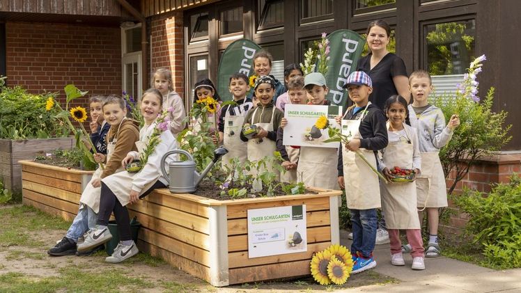 Hinter den Schulkindern zu sehen: v.l. Leonie Finnern (Lehrerin) und Anne Kneisel (Landgard). Bild: Landgard.