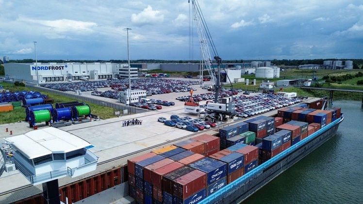 Wasserseitige Ansicht auf das am 01.07.2024 eröffnete Kühlhaus auf dem NORDFROST Hafen-Terminal Wesel am Niederrhein mit dem Container-Binnenschiff Viktoria von HTS. Bild: NORDFROST.