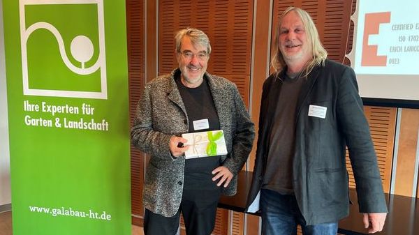 Pflasterexperte Dipl.-Ing. Erich Lanicca aus Zürich mit FGL-Regionalpräsident Niklas Sobotta nach dem Vortrag beim GaLaBau-Forum 2022. Bild: FGL.