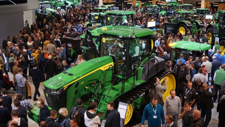 Traktoren sind auf der Agritechnica immer im Fokus der Besucher. Bild: GABOT.