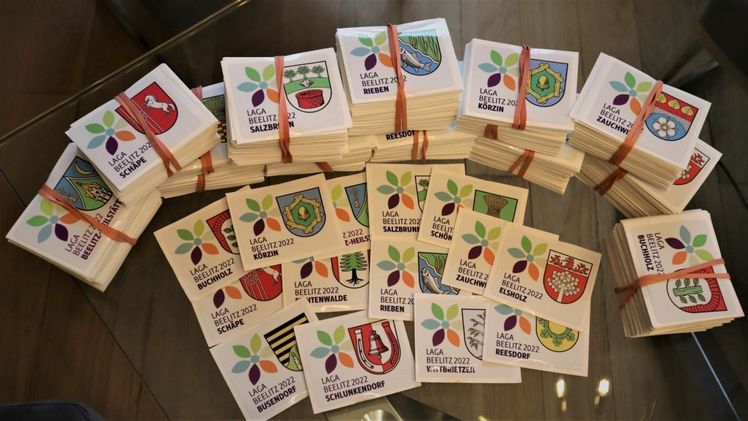 3.800 Aufkleber mit den jeweiligen Wappen und dem Logo der Landesgartenschau Beelitz wurden vor Ort verteilt. Bild: LAGA Beelitz.