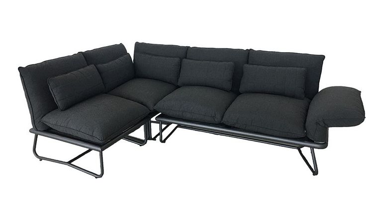 Die modulare Lounge Gruppe GENTLE wartet mit einem runden Gestell Design auf und ist durch verstellbare Armlehnen nicht nur stylisch sondern auch funktional. Bild: KETTLER Home&Garden.