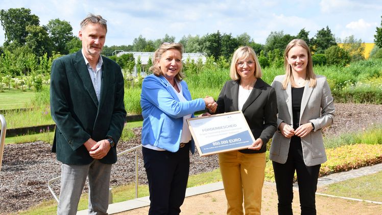Förderung. Bild: BdB SH. Anne Benett-Sturies, Staatssekretärin im Ministerium für Landwirtschaft, ländliche Räume, Europa und Verbraucherschutz (MLLEV) des Landes Schleswig-Holstein, 2.v.l, überreichte im Beisein der Landtagsabgeordneten Birte Glißmann (re.) und Dirk Kock-Rohwer den Förderbescheid in Höhe von 850.000 EUR an Landwirtschaftskammerpräsidentin Ute Volquardsen. Bild: BdB SH.
