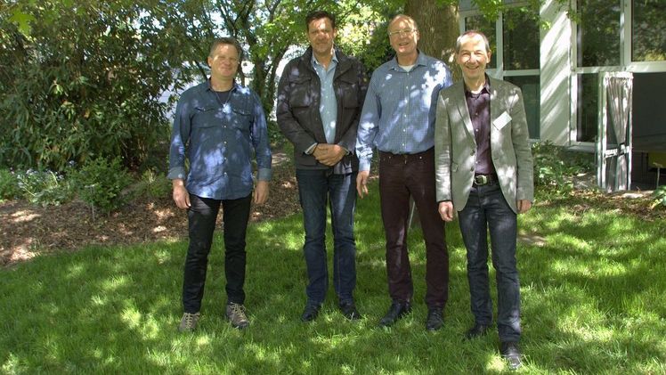 Baumfreunde unter der Eiche in Grünberg, die Referenten der Tagung - (v. r.) Rainer Hilsberg, Prof. Dr. Rolf Kehr, Hinrich Lüttmann – und der Vorsitzendes des Fachverbandes geprüfter Baumpfleger, Jörg Cremer. Bild: ZVG, FgB.