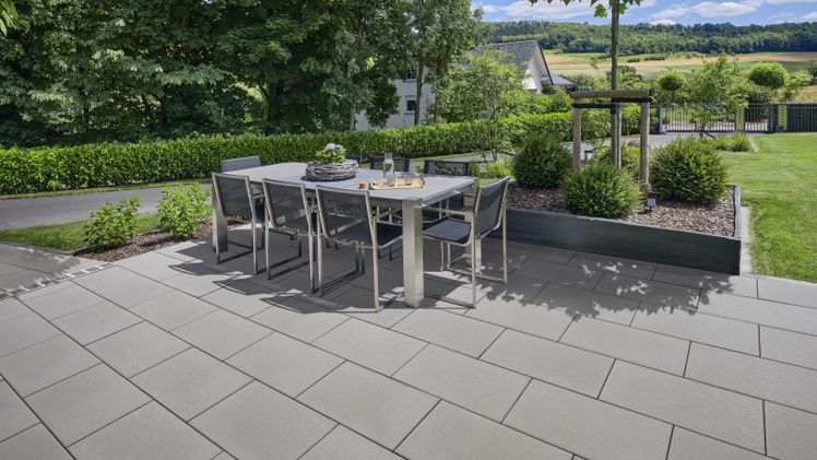 Bringt Glanz auf die Terrasse: Pheos-Platten und Gestaltungspflaster von KANN setzen Statements rund ums Haus. Bild: KANN GmbH Baustoffwerk, Benndorf.