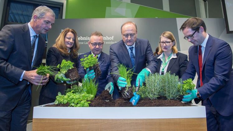 Von links nach rechts: Dr. Christoph Amberger, geschäftsführender Vorstand Forum Moderne Landwirtschaft; Maria Thon, Geschäftsführerin BayWa Stiftung; Klaus Josef Lutz, Vorstandsvorsitzender BayWa AG; Joachim Rudwick, Präsident Deutscher Bauernverban Von links nach rechts: Dr. Christoph Amberger, geschäftsführender Vorstand Forum Moderne Landwirtschaft; Maria Thon, Geschäftsführerin BayWa Stiftung; Klaus Josef Lutz, Vorstandsvorsitzender BayWa AG; Joachim Rudwick, Präsident Deutscher Bauernverband e.V. und Vorstandsvorsitzender Forum Moderne Landwirtschaft; Cornelia Ast, Projektleiterin "Gemüse Pflanzen, Gemüse ernten"; Dr. Christoph Altmann, Abteilungsleiter Öffentlichkeitsarbeit und Volkswirtschaft Rentenbank.)