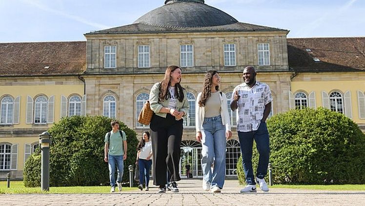 Zufriedene Studierende: Sie erleben ihre Universität Hohenheim als eine der besten in Deutschland und sicherten ihr den „StudyCheck Award 2025“. Bild: Universität Hohenheim / Max Kovalenko.