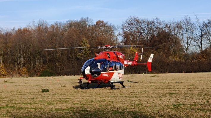 Neben dem Notarzt, einem RTW und der Feuerwehr Ahlen war auch ein Rettungshubschrauber im Einsatz. Bild: Feuerwehr Ahlen. Neben dem Notarzt, einem RTW und der Feuerwehr Ahlen war auch ein Rettungshubschrauber im Einsatz. Bild: Feuerwehr Ahlen.