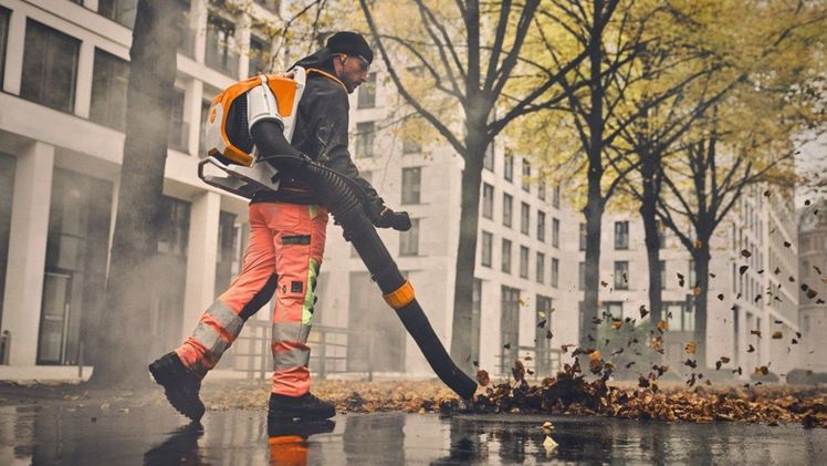 Das STIHL BRA 600 zeichnet sich insbesondere durch seine sehr hohe Luftgeschwindigkeit von 113 m/s aus. Dadurch ermöglicht es, auch nasses, schweres Herbstlaub effektiv und schnell zu entfernen. Bild: STIHL.