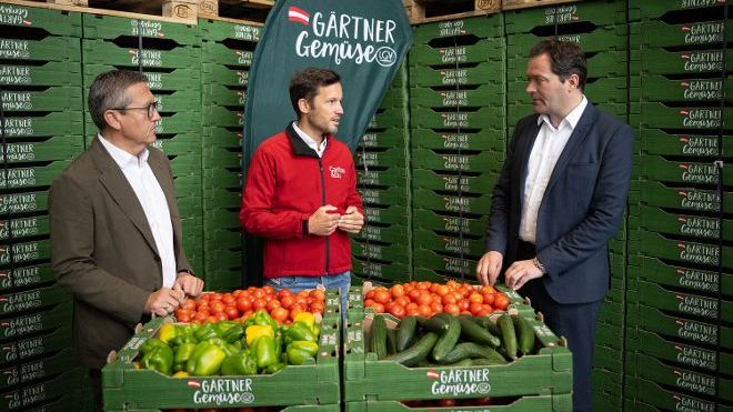 Klaus Schwertner, Josef Peck und Landwirtschaftsminister Norbert Totschnig haben heute in der Zentrale von LGV Gärtnergemüse in Simmering persönlich ein Caritas-Auto mit Lebensmitteln beladen. Bild: BML.