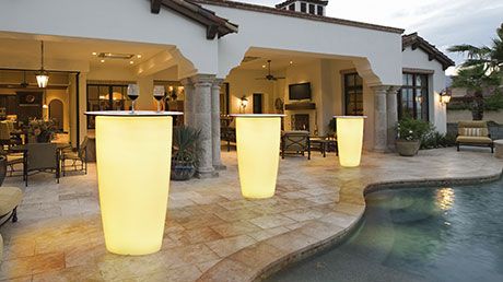 Leuchtende Pflanzgefäße, die sich bei der nächsten Party auch schnell zum Stehtisch umfunktionieren lassen, werden zum Hingucker im Garten. Foto: Degardo GmbH.