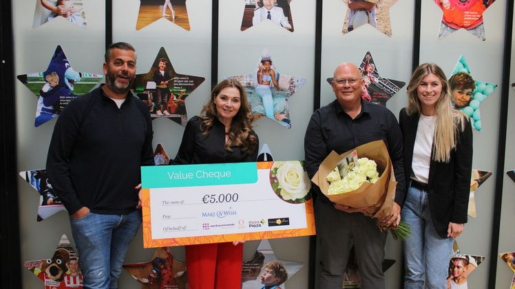 Bart van Duyvenvoorde (Van Duyvenvoorde Flowers and Plants), Hanneke Verburg (Make-A-Wish Netherlands), Donald Hermes (Rosa Plaza) und Lisanne Fabriek (Dümmen Orange). Bild: Dümmen Orange.