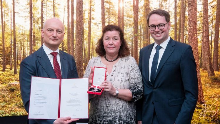 Dr. Eva Maria Ziegler (Mitte) übergibt das Ehrenzeichen an Dr. Nikolaus Stihl (links) im Beisein von Sebastian Wolf (rechts). Bild: Stihl.