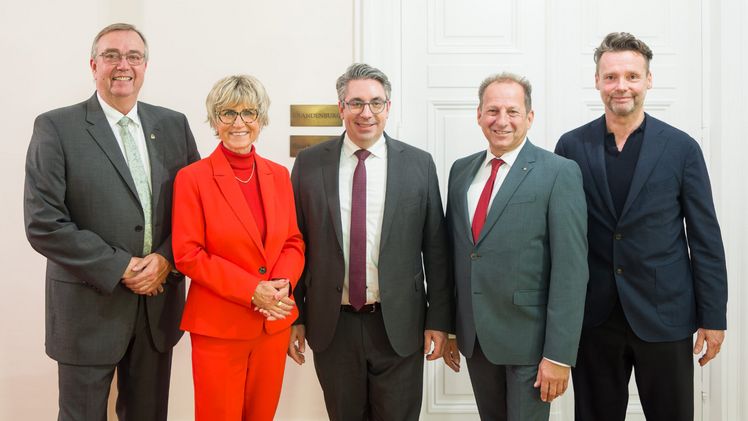 Hatten zum Austausch zu „Grün für Stadt und Land" eingeladen: (v.l.) BdB-Präsident Hajo Hinrichs, ZVG-Präsidentin Eva Kähler-Theuerkauf, Bundestagsabgeordneter Stefan Rouenhoff, BGL-Präsident Thomas Banzhaf, bdla-Präsident Prof. Stephan Lenzen. Bild: ZVG/ Rafalzyk.