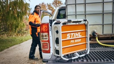 Profis im Garten- und Landschaftsbau sowie in Kommunen und im Facility Management können mittels der portablen Stromversorgung durch die STIHL PS 3000 überall und zu jeder Zeit die Akkus ihrer Geräte laden oder kabelgebundene Geräte ohne Steckdose betreiben. Bild: STIHL.