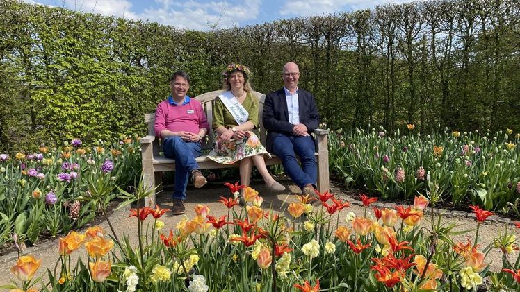 Auf den Bildern sind Geschäftsführer Christian Wandscher (auf den Bildern zu dritt jeweils rechts), die Deutsche Blumenfee Regina Haindl und Björn Ehsen, Gärtnerischer Leiter des Parks, zu sehen. Bild: Park der Gärten.