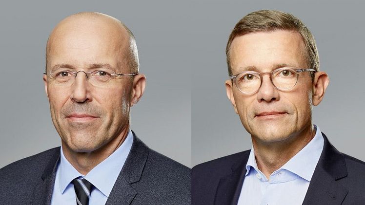 Der Aufsichtsrat der REWE Zentralfinanz eG hat in seiner letzten Sitzung die Vorstandsverträge von Jan Kunath (52) und Christian Mielsch (55) um jeweils fünf Jahre bis Dezember 2022 verlängert. Bild: REWE.