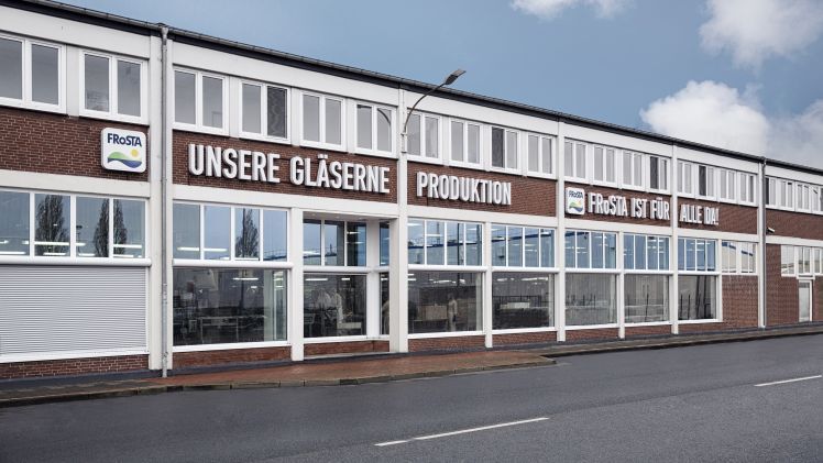 Die gläserne Produktion bei FRoSTA in Bremerhaven. Bild: Steven Haberland/FRoSTA.