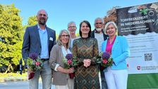 Ministerin Miriam Staudte (mittig) gemeinsam mit dem Betrieb "„Blumen Klefer" (Platz 1 des Wettbewerbes). Bild:  Nds. Ministerium für Ernährung, Landwirtschaft und Verbraucherschutz.