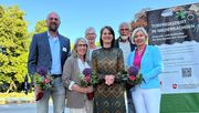 Ministerin Miriam Staudte (mittig) gemeinsam mit dem Betrieb "„Blumen Klefer" (Platz 1 des Wettbewerbes). Bild:  Nds. Ministerium für Ernährung, Landwirtschaft und Verbraucherschutz.
