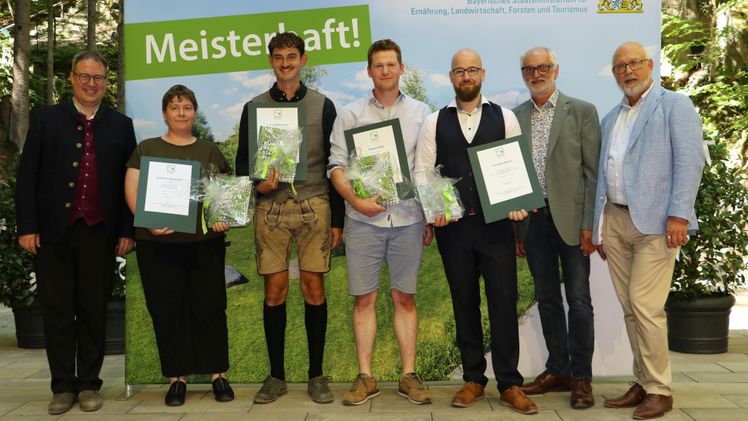 V.l.: Oberfrankens Regierungspräsident Florian Luderschmid, Susanne Standecker, Elias Enzbrunner, Fabian Dickel, Christian Busch, Dietmar Lindner, Präsident des VGL Bayern, und Prof. Rudolf Klingshirn, Direktor des VGL Bayern. Bild: Jochen Henning, VGL Bayern.
