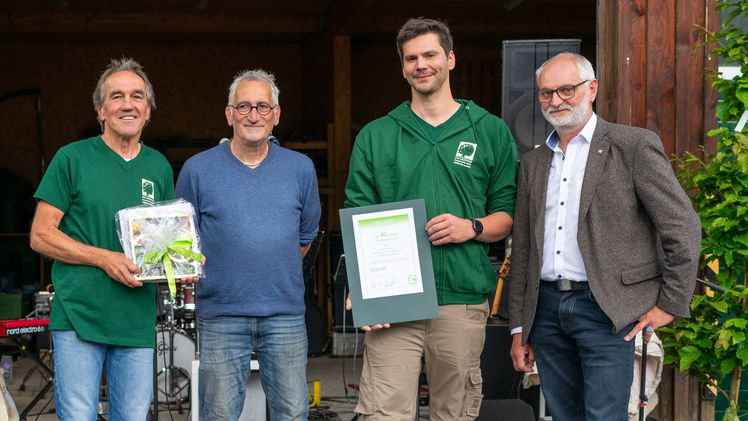 Roland Ramming und Thomas Tröster, Firmengründer Die Gärtner Ramming und Tröster, Bastian Bauersachs, geschäftsführender Gesellschafter Die Gärtner Ramming und Tröster, und Dietmar Lindner, Präsident des VGL Bayern, bei der Auszeichnung des Unternehmens für ihr 40-jähriges Jubiläum. Bild: Ralf Weißkopf.