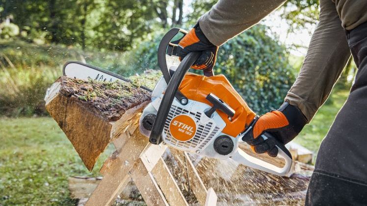 Mit ihrem kraftvollen STIHL 2-MIX-Motor, der hervorragenden Balance und dem Antivibrationssystem bewährt sich die neue STIHL MS 162 insbesondere bei der ofengerechten Aufbereitung von Brennholz wie auch bei Sägearbeiten rund ums Haus. Bild: STIHL.