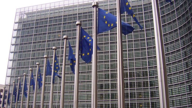 EU-Flaggen vor dem Berlaymont-Gebäude, Sitz der Europäischen Kommission. Bild: Amio Cajander.