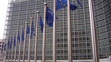 EU-Flaggen vor dem Berlaymont-Gebäude, Sitz der Europäischen Kommission. Bild: Amio Cajander.