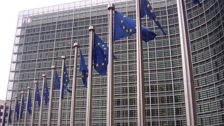 EU-Flaggen vor dem Berlaymont-Gebäude, Sitz der Europäischen Kommission. Bild: Amio Cajander.