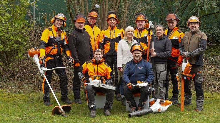 Mitarbeiter der STIHL Vertriebsgesellschaft unterstützen ehrenamtlich das SOS-Kinderdorf Kaiserslautern bei der Grünpflege. Heike Jockisch (Dorfleiterin) und Susanne Kries (Hauswirtschafterin und Hausmeisterin) freuen sich über die tatkräftige Hilfe. Bild: STIHL.