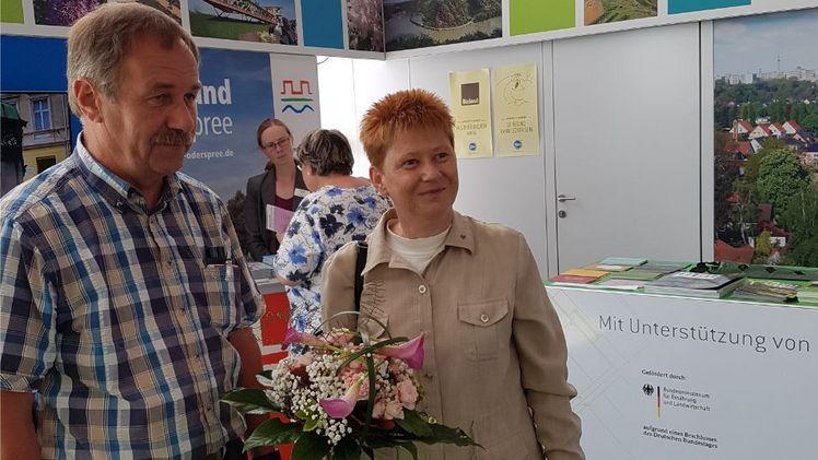 Der Präsident des Gartenbauverbandes Berlin-Brandenburg, Klaus Henschel, und die Vizepräsidentin des Deutschen Bundestages, Petra Pau diskutierten die Kernanliegen des Gartenbaus auf der IGA Berlin. Bild: GVBB.
