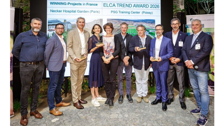 Doppelsieg in Frankreich: Paris Saint-Germain (PSG) Training Center und Necker Hospital Garden – Mother and Child Centre gewinnen den ELCA-Trendpreis 2026. ELCA-Präsident Henrik Bos (r.) und ELCA-Vizepräsident Yasin Otuzoglu (2. v. r.) überreichten den Preis an die glücklichen Gewinner*innen auf der GaLaBau in Nürnberg. Foto: BGL/Karmann.