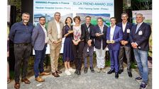 Doppelsieg in Frankreich: Paris Saint-Germain (PSG) Training Center und Necker Hospital Garden – Mother and Child Centre gewinnen den ELCA-Trendpreis 2026. ELCA-Präsident Henrik Bos (r.) und ELCA-Vizepräsident Yasin Otuzoglu (2. v. r.) überreichten den Preis an die glücklichen Gewinner*innen auf der GaLaBau in Nürnberg. Foto: BGL/Karmann.