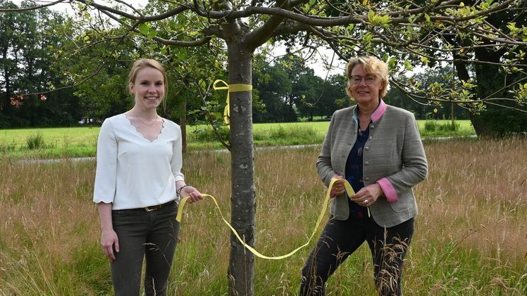 Landwirtschaftsministerin Barbara Otte-Kinast und Maren Meyer, Fachreferentin für Ernährung im ZEHN rufen zur Ernte an Obstbäumen mit dem Gelben Band vom ZEHN auf. Bild: ZEHN.