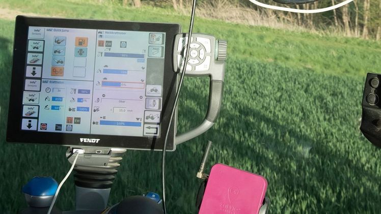 xarvio CONNECT wird automatisch mit einem Maschinenterminal verknüpft und ermöglicht so die bequeme Umsetzung von Anwendungen im Feld. Bild: BASF.