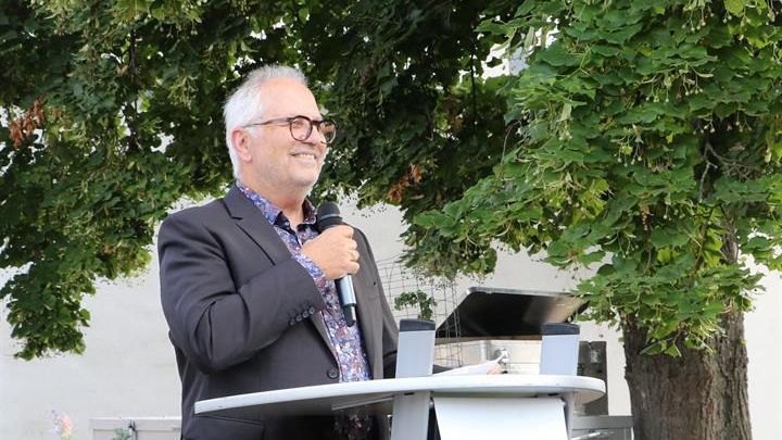 Robert Troidl bei der Begrüßung der Gäste zur Freisprechungsfeier im Staatlichen Beruflichen Schulzentrum Regensburger Land. Bild: Jochen Henning, VGL Bayern.