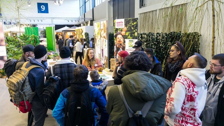 Anja Hübner stellt im Rahmen der ZVG-Nachwuchswerbekampagne "Gärtner. Der Zukunft gewachsen." auf der IGW in Berlin den Beruf Gärtner mit wissenswerten Aktionen vor. Bild: ZVG/Rafalzyk.