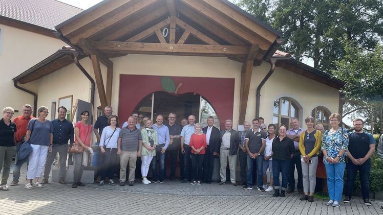 Interessierte Tagungsteilnehmer auf dem Obstbaubetrieb Winkler in Gustenfelden. Foto: Fachgruppe Obstbau/Hilbers.
