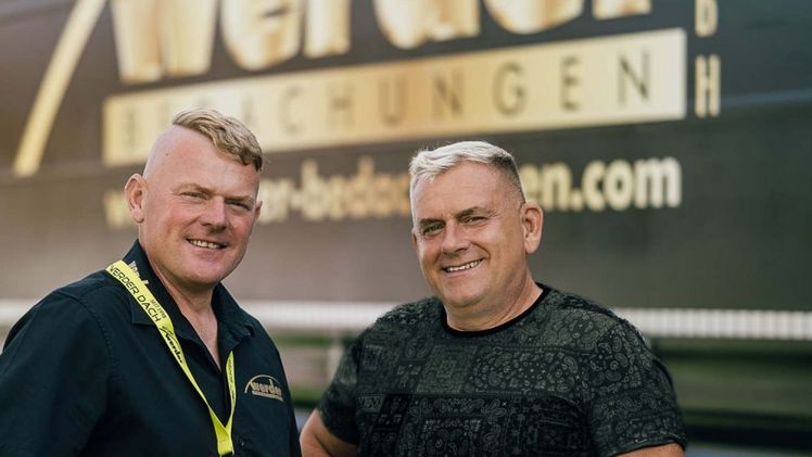 Für die Brüder Heiko Werder (links) und André Werder sind Gründächer lohnende Investitionen in die Zukunft. Bild: Werder Bedachungen/Paul Glaser.