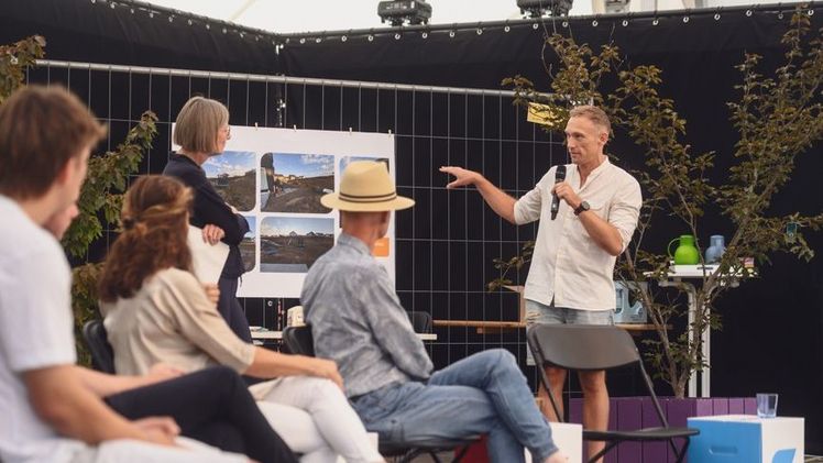 Christian Thelen aus Nettersheim bei der Vorstellung seines Problemgartens. Bild: Markus van Offern.