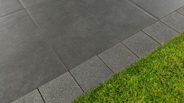 Attraktiv und optisch gelungen wirkt der Randbereich der Fläche durch die besonderen technischen Eigenschaften des Zena Randeinfassungssteins. Die neutrale Farbgebung erlaubt großen Gestaltungsspielraum. Bild: KANN GmbH Baustoffwerk, Benndorf.