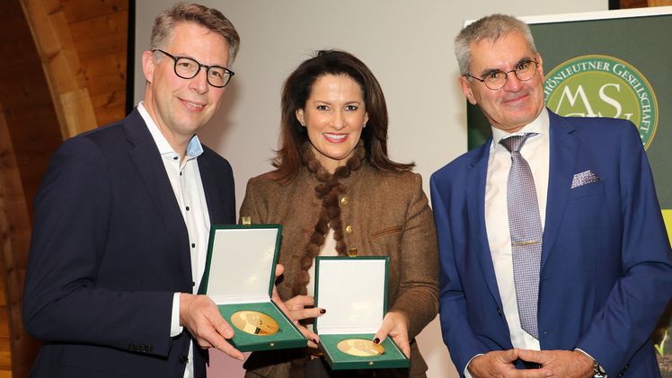 v.l.: Auszeichnung von Wissenschaftsminister Markus Blume und Landwirtschaftsministerin Michaela Kaniber mit der Max Schönleutner Medaille. Dr. Josef Bosch, 1. Vorsitzender der Max Schönleutner Gesellschaft Weihenstephan, erläuterte zuvor die Hintergründe ihrer Ehrung. Bild: Jochen Henning, VGL Bayern.