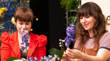 Florale Werkstücke werden in einer Live-Präsentation gefertigt. Bild: Smithers Oasis.