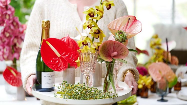 Festliche Dekorationen zum Jahresende - das war das Thema des Fotoshootings, das eine Gruppe niederländischer Anthurien-Gärtner gemeinsam mit einem Zusammenschluss niederländischer Produzenten von Schnitt-Cymbidien organisiert hat. Bild: anthuriuminfo.