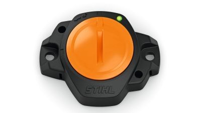 Die außenliegende LED-Anzeige am Smart Connector kann aus der Ferne aktiviert werden und hilft so beim Auffinden eines Geräts – beispielsweise bei Dunkelheit. Bild: STIHL.
